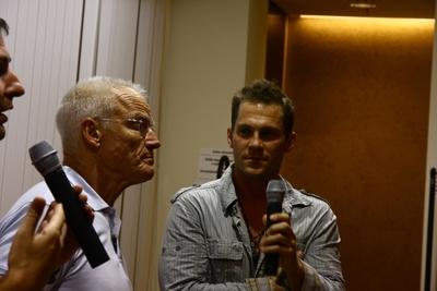 Láma Ole Nydhal könyvét dedikálja-stock-foto