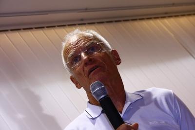 Láma Ole Nydhal könyvét dedikálja-stock-foto