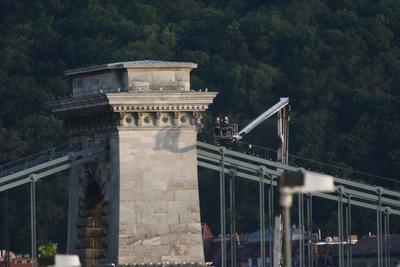 Felmászott egy férfi a Lánchídra-stock-foto