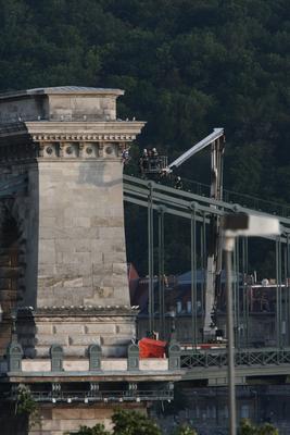 Felmászott egy férfi a Lánchídra-stock-foto