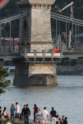 Felmászott egy férfi a Lánchídra-stock-foto