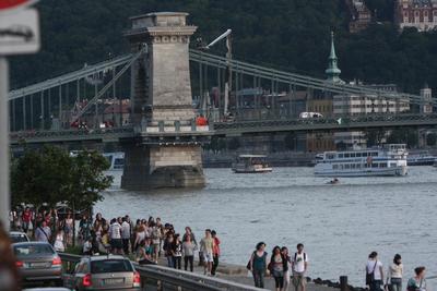 Felmászott egy férfi a Lánchídra-stock-foto