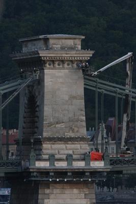 Felmászott egy férfi a Lánchídra-stock-foto