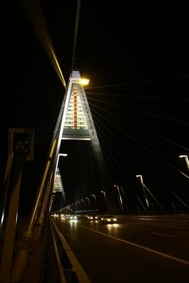 A Megyeri híd díszkivilágításban-stock-foto