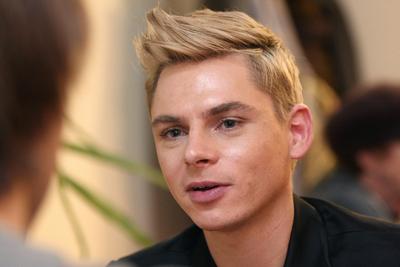 Steiner Kristóf új kötetét dedikálja-stock-foto