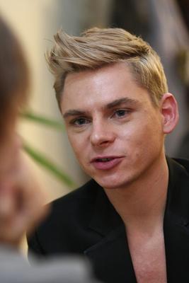 Steiner Kristóf új kötetét dedikálja-stock-foto