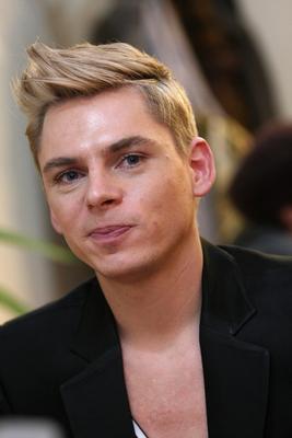 Steiner Kristóf új kötetét dedikálja-stock-foto