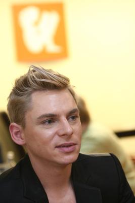 Steiner Kristóf új kötetét dedikálja-stock-foto