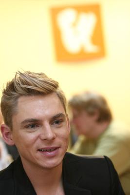 Steiner Kristóf új kötetét dedikálja-stock-foto