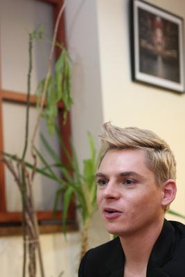 Steiner Kristóf új kötetét dedikálja-stock-foto