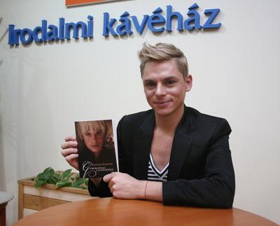 Steiner Kristóf új kötetét dedikálja-stock-foto