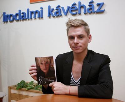 Steiner Kristóf új kötetét dedikálja-stock-foto
