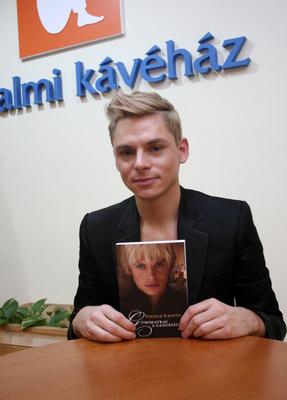 Steiner Kristóf új kötetét dedikálja-stock-foto