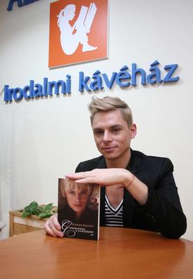 Steiner Kristóf új kötetét dedikálja-stock-foto