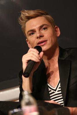 Steiner Kristóf új kötetét dedikálja-stock-foto