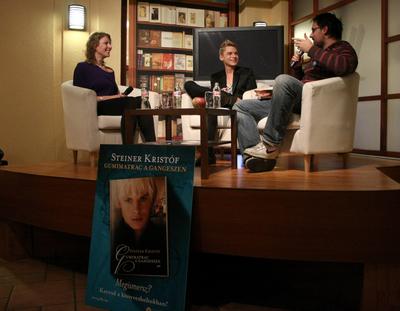 Steiner Kristóf új kötetét dedikálja-stock-foto