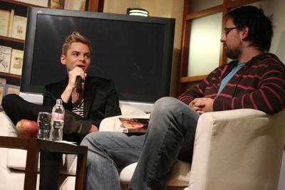 Steiner Kristóf új kötetét dedikálja-stock-foto