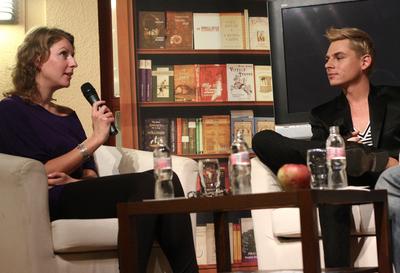 Steiner Kristóf új kötetét dedikálja-stock-foto