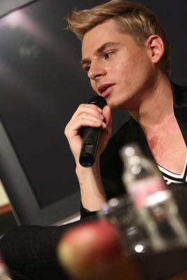 Steiner Kristóf új kötetét dedikálja-stock-foto