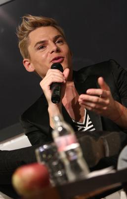 Steiner Kristóf új kötetét dedikálja-stock-foto