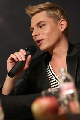 Steiner Kristóf új kötetét dedikálja-stock-foto