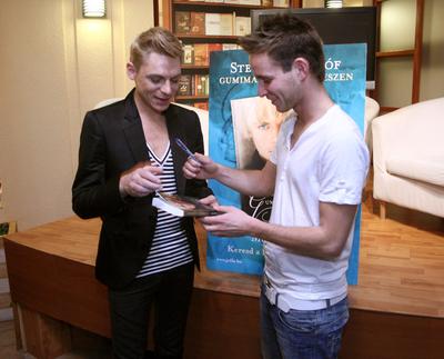 Steiner Kristóf új kötetét dedikálja-stock-foto