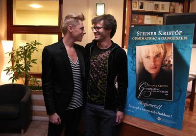 Steiner Kristóf új kötetét dedikálja-stock-foto