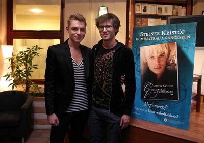 Steiner Kristóf új kötetét dedikálja-stock-foto