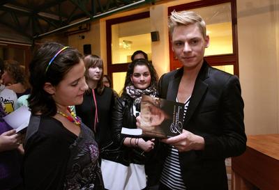 Steiner Kristóf új kötetét dedikálja-stock-foto