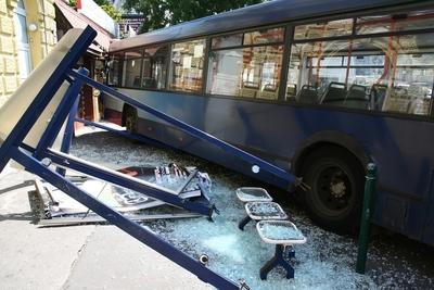 Elszabadult egy busz a Moszkva téren-stock-foto