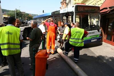 Elszabadult egy busz a Moszkva téren-stock-foto