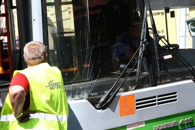 Elszabadult egy busz a Moszkva téren-stock-foto