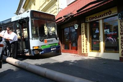 Elszabadult egy busz a Moszkva téren-stock-foto