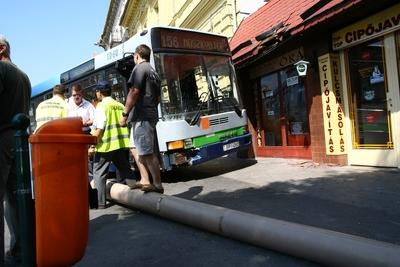 Elszabadult egy busz a Moszkva téren-stock-foto