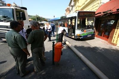 Elszabadult egy busz a Moszkva téren-stock-foto