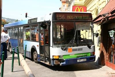 Elszabadult egy busz a Moszkva téren-stock-foto