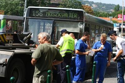 Elszabadult egy busz a Moszkva téren-stock-foto