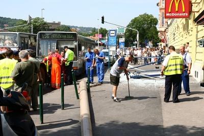 Elszabadult egy busz a Moszkva téren-stock-foto