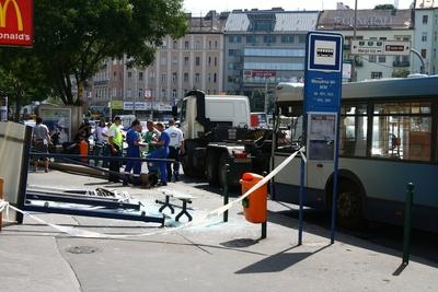Elszabadult egy busz a Moszkva téren-stock-foto
