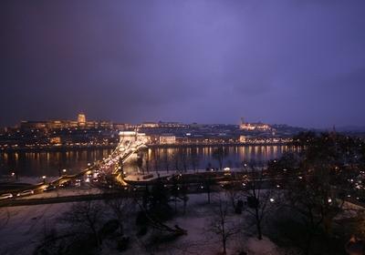 Budapesti panoráma a Lánchíddal-stock-foto