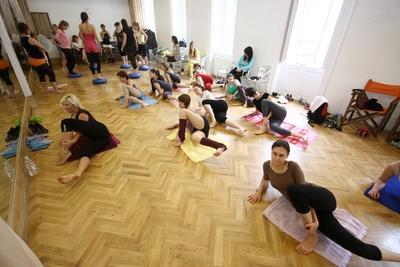 Pirner Alma mozgástréningje-stock-foto