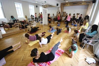 Pirner Alma mozgástréningje-stock-foto