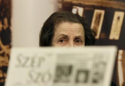 Szép Szó - Népszava-stock-foto