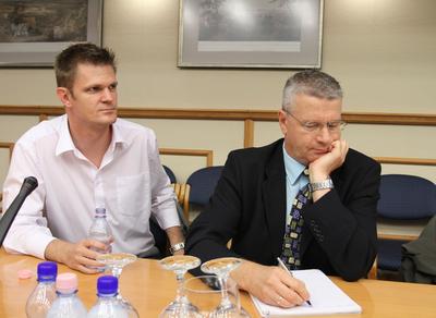 Reptéri biztonság - sajtótájékozttó-stock-foto