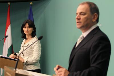 Reptéri biztonság - sajtótájékozttó-stock-foto