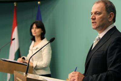 Reptéri biztonság - sajtótájékozttó-stock-foto