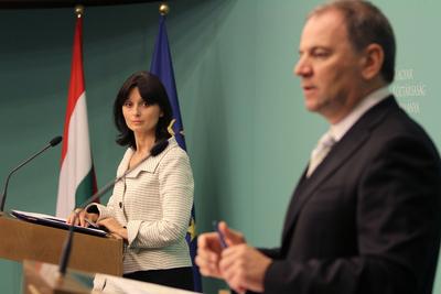 Reptéri biztonság - sajtótájékozttó-stock-foto