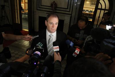 Reptéri biztonság - sajtótájékozttó-stock-foto