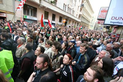 Tüntetés és ellentüntetés az Újlipótvárosban-stock-foto
