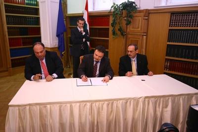 Vállalkozásfinanszírozási szerződések aláírása-stock-foto